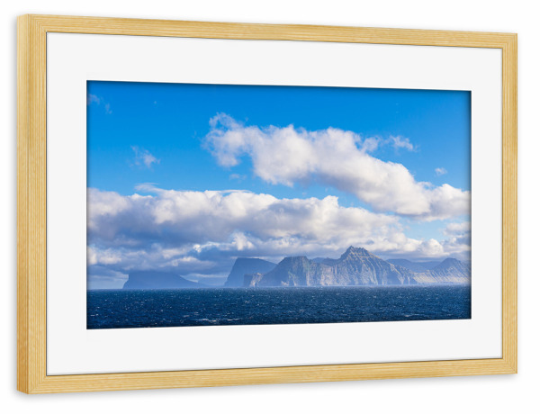 Poster mit Rahmen kiefer "Färöer Inseln mit Wolken" artboxONE - Natur,Reise,Reise / Strand und Meer,Reise / Länder