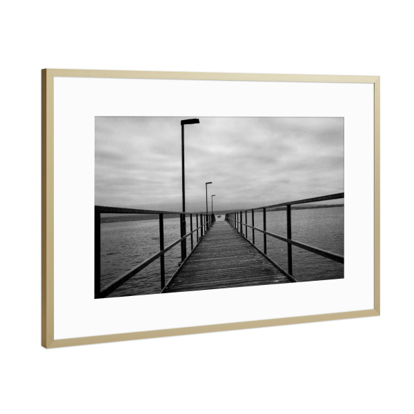 Poster mit Rahmen Gold "Steg am Bodensee" artboxONE - Natur,Schwarzweiß - Bodensee,Wasser,See,Wolken,Schwarz,Weiß,S/w,Steg,Boot