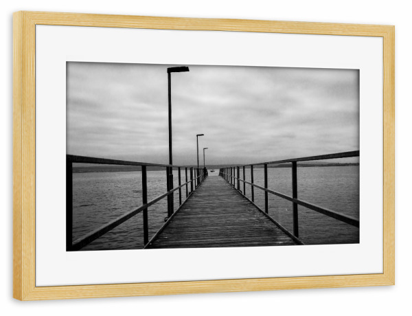 Poster mit Rahmen kiefer "Steg am Bodensee" artboxONE - Natur,Schwarzweiß - Bodensee,Wasser,See,Wolken,Schwarz,Weiß,S/w,Steg,Boot
