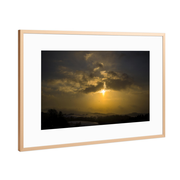 Poster mit Rahmen Kupfer "Schneeland mit Sonne" artboxONE - Natur - Landschaft,Wald,Schnee,Wolken,Sonne,Nebel,Schneeflocken