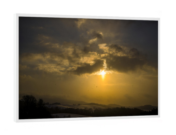 Poster mit weißem Rahmen "Schneeland mit Sonne" artboxONE - Natur - Landschaft,Wald,Schnee,Wolken,Sonne,Nebel,Schneeflocken