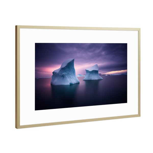 Poster mit Rahmen Gold "Eisberg - Einbruch der Dunkelheit" artboxONE - Natur,Reise / Strand und Meer