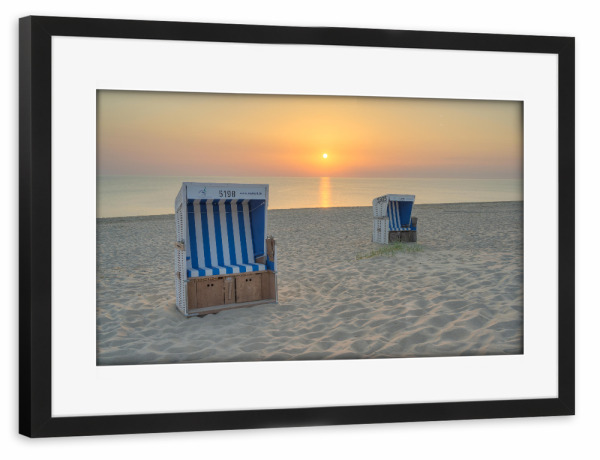 Poster mit Rahmen schwarz "Standkörbe in Rantum auf Sylt" artboxONE - Natur,Reise,Reise / Strand und Meer