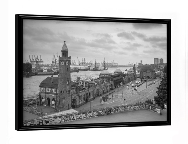 Poster mit schwarzem Rahmen "Landungsbrücken schwarz-weiß" artboxONE - Städte,Städte / Hamburg,Reise