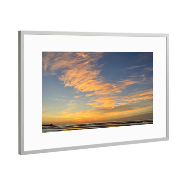 Poster mit Rahmen Silber "Flammender Himmel über der Küste" artboxONE - Natur,Reise / Strand und Meer,Reise / Länder