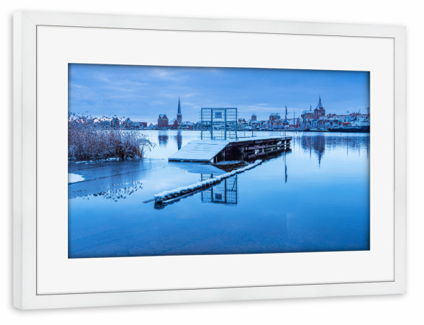 Poster mit Rahmen weiß "Warnow mit Steg" artboxONE - Städte,Natur,Reise,Architektur