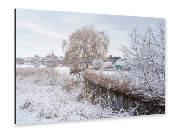 Alu-Dibond "Schnee, Baum, Fluss, Stadt" 30x20 cm artboxONE