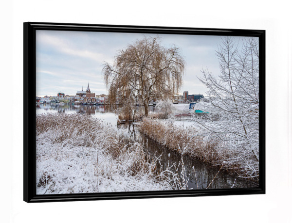 Poster mit schwarzem Rahmen "Schnee, Baum, Fluss, Stadt" artboxONE - Städte,Natur,Reise,Architektur
