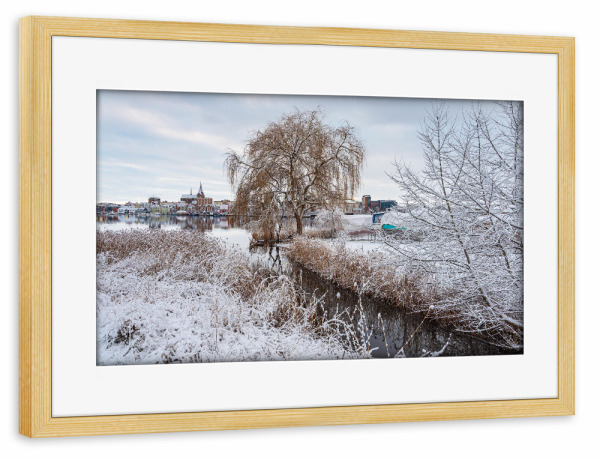 Poster mit Rahmen kiefer "Schnee, Baum, Fluss, Stadt" artboxONE - Städte,Natur,Reise,Architektur