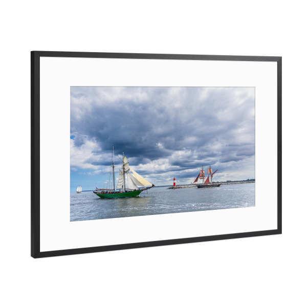 Poster mit Rahmen Schwarz (Metallic) "Ostsee mit Mole und Segelschiffen" artboxONE - Natur,Reise,Reise / Strand und Meer