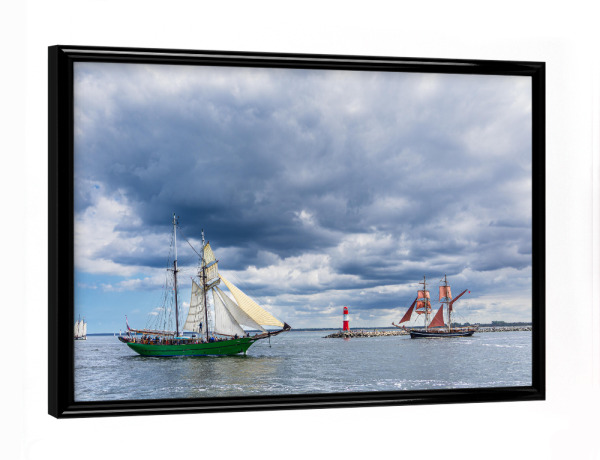 Poster mit schwarzem Rahmen "Ostsee mit Mole und Segelschiffen" artboxONE - Natur,Reise,Reise / Strand und Meer