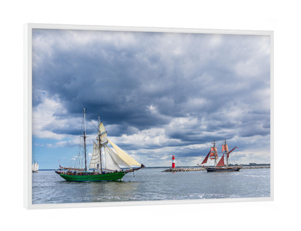 Poster mit weißem Rahmen "Ostsee mit Mole und Segelschiffen" artboxONE - Natur,Reise,Reise / Strand und Meer