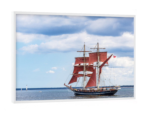 Poster mit weißem Rahmen "Windjammer mit roten Segel" artboxONE - Natur,Musik,Reise / Strand und Meer