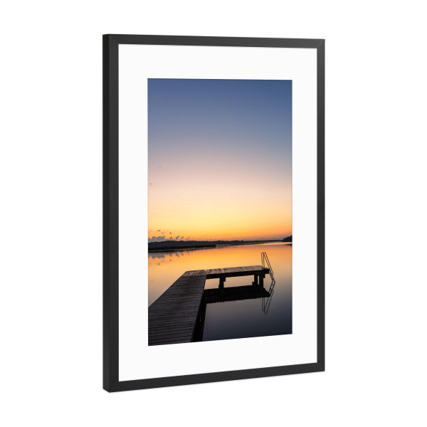 Poster mit Rahmen Schwarz (Metallic) "Sonnenaufgang mit Badesteg" artboxONE - Natur,Reise