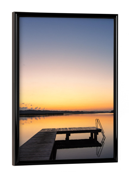 Poster mit schwarzem Rahmen "Sonnenaufgang mit Badesteg" artboxONE - Natur,Reise