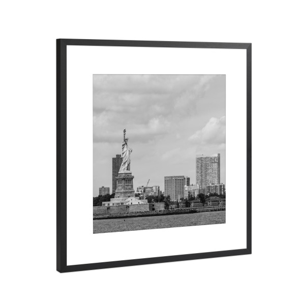 Poster mit Rahmen Schwarz (Metallic) "Statue of liberti" artboxONE - Städte / New York,Schwarzweiß,Architektur,Reise / Strand und Meer
