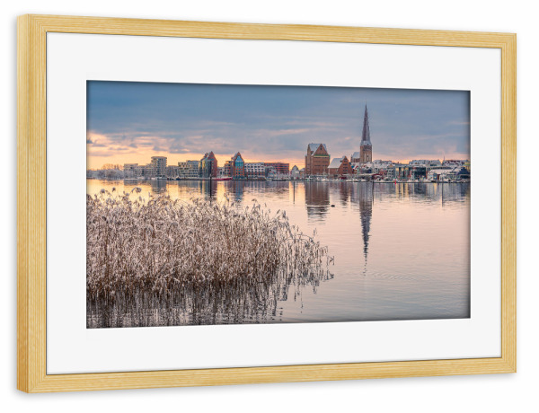 Poster mit Rahmen kiefer "Schilf, Stadt, Schnee, Fluss" artboxONE - Städte,Natur,Reise,Architektur