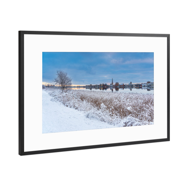 Poster mit Rahmen Schwarz (Metallic) "Schnee, Stadt, Baum, Fluss" artboxONE - Städte,Natur,Reise,Architektur