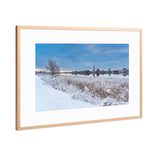 Poster mit Rahmen Kupfer "Schnee, Stadt, Baum, Fluss" artboxONE - Städte,Natur,Reise,Architektur