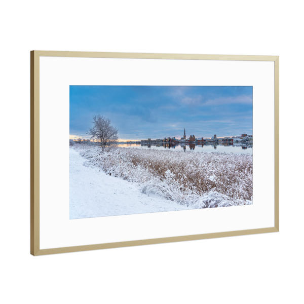 Poster mit Rahmen Gold "Schnee, Stadt, Baum, Fluss" artboxONE - Städte,Natur,Reise,Architektur