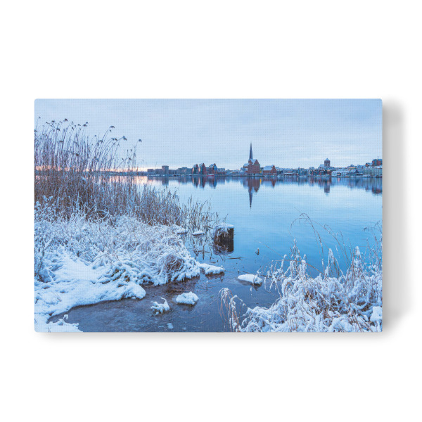 Leinwandbild "Fluss, Stadt, Schnee, Schilf" artboxONE - Städte,Natur,Reise,Architektur