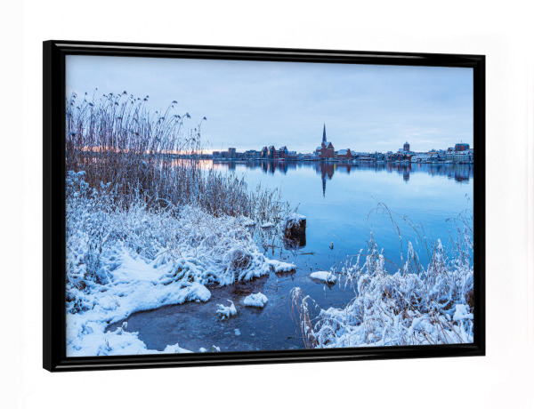 Poster mit schwarzem Rahmen "Fluss, Stadt, Schnee, Schilf" artboxONE - Städte,Natur,Reise,Architektur
