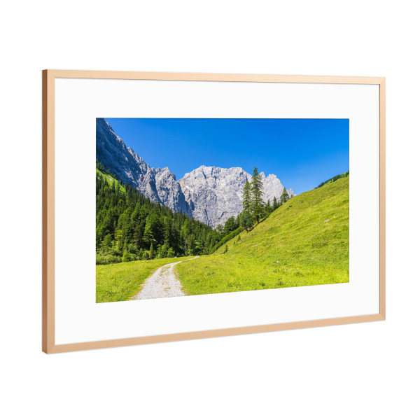 Poster mit Rahmen Kupfer "Landschaft mit Wanderweg" artboxONE - Natur,Reise