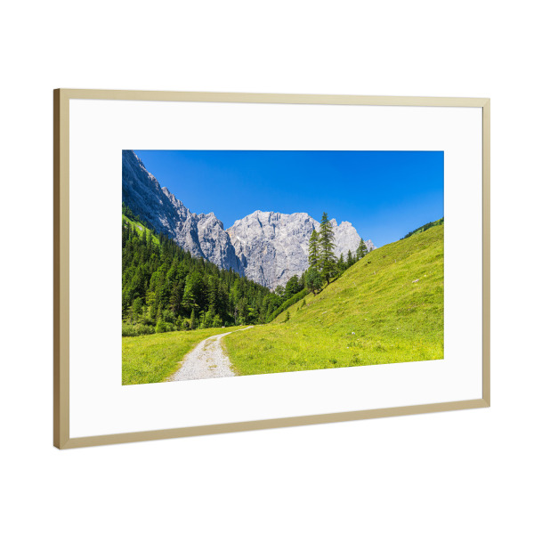 Poster mit Rahmen Gold "Landschaft mit Wanderweg" artboxONE - Natur,Reise