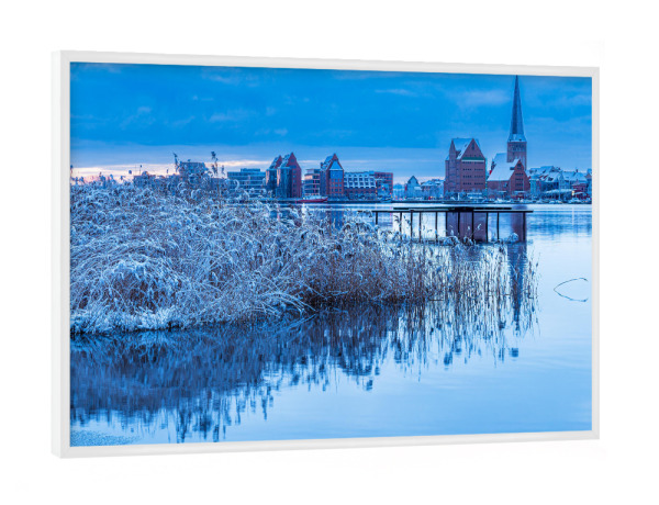 Poster mit weißem Rahmen "Fluss, Schilf, Stadt, Schnee" artboxONE - Städte,Natur,Reise,Architektur