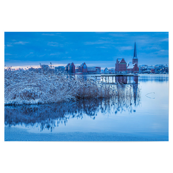 Poster "Fluss, Schilf, Stadt, Schnee" artboxONE - Städte,Natur,Reise,Architektur