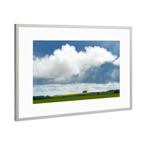 Poster mit Rahmen Silber "Schönwetterwolke über einem Feld" artboxONE - Natur,Reise - Wolke,Feld,Rapsfeld,Wiese,Landschaft,Natur,Himmel,Sommer,Cumulus