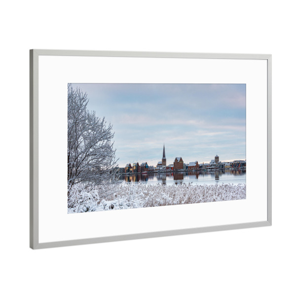 Poster mit Rahmen Silber "Schnee, Schilf, Fluss, Stadt" artboxONE - Städte,Natur,Reise,Architektur