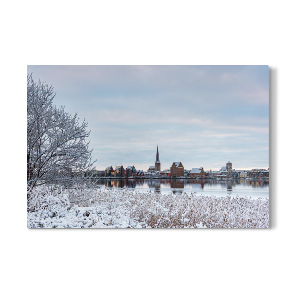Galerie-Print "Schnee, Schilf, Fluss, Stadt" 30x20 cm artboxONE