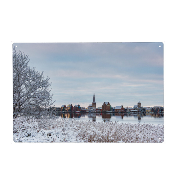 Metall Poster "Schnee, Schilf, Fluss, Stadt" artboxONE - Städte,Natur,Reise,Architektur