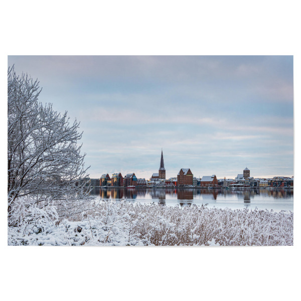 Poster 30x20 cm "Schnee, Schilf, Fluss, Stadt" artboxONE - Städte,Natur,Reise,Architektur