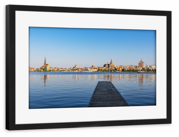 Poster mit Rahmen schwarz "Steg auf der Warnow in Rostock" artboxONE - Städte,Natur,Reise,Architektur