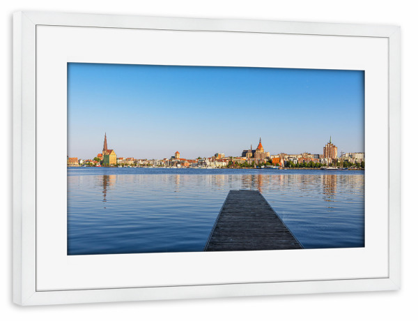 Poster mit Rahmen weiß "Steg auf der Warnow in Rostock" artboxONE - Städte,Natur,Reise,Architektur