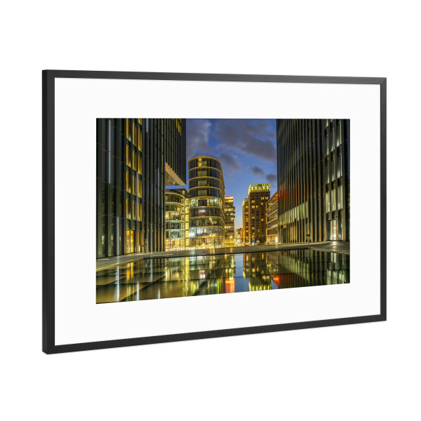 Poster mit Rahmen Schwarz (Metallic) "Medienhafen Skyline Düsseldorf" artboxONE - Architektur,Städte / Düsseldorf