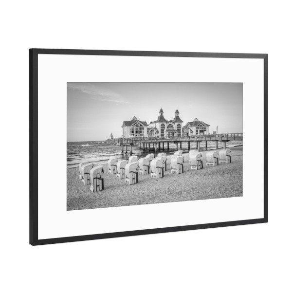 Poster mit Rahmen Schwarz (Metallic) "Seebrücke Sellin schwarz-weiß" artboxONE - Reise,Architektur,Reise / Strand und Meer