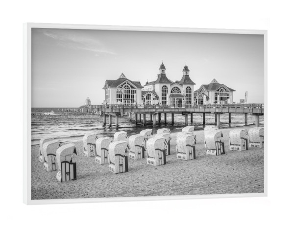 Poster mit weißem Rahmen "Seebrücke Sellin schwarz-weiß" artboxONE - Reise,Architektur,Reise / Strand und Meer