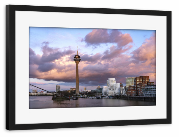 Poster mit Rahmen schwarz "Abendstimmung in Düsseldorf" artboxONE - Architektur,Städte / Düsseldorf