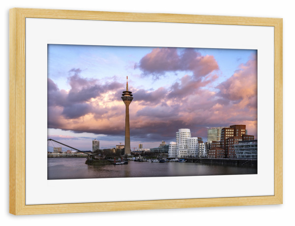 Poster mit Rahmen kiefer "Abendstimmung in Düsseldorf" artboxONE - Architektur,Städte / Düsseldorf
