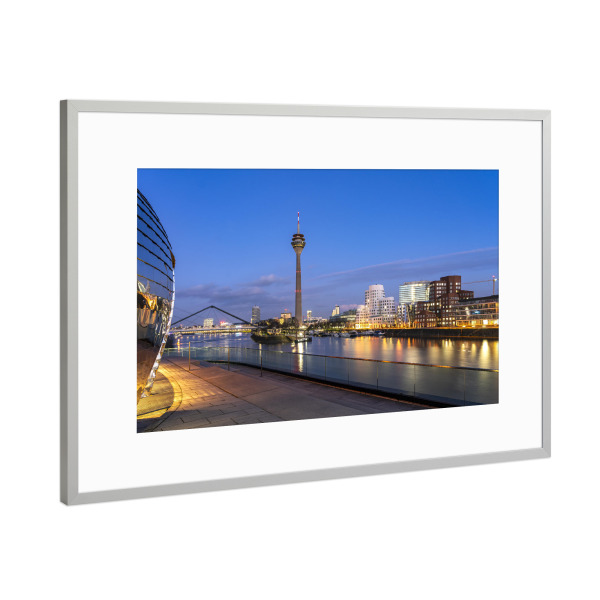 Poster mit Rahmen Silber "Düsseldorf bei Nacht" artboxONE - Architektur,Städte / Düsseldorf