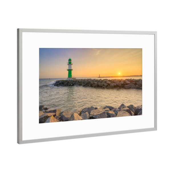 Poster mit Rahmen Silber "Molenfeuer in Warnemünde" artboxONE - Städte,Reise,Reise / Strand und Meer