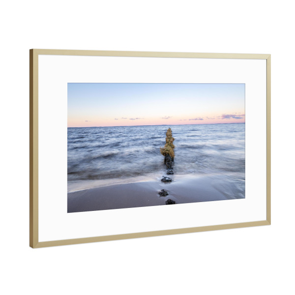 Poster mit Rahmen Gold "Wellen und Buhnen" artboxONE - Natur - Wasser,Meer,Buhnen,Himmel,Farben,Sonnenuntergang
