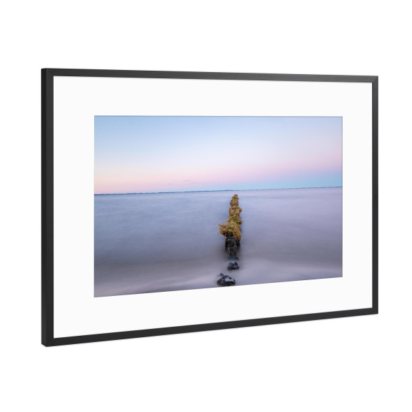 Poster mit Rahmen Schwarz (Metallic) "Buhnen nach Sonnenuntergang" artboxONE - Natur - Buhnen,Meer,Wasser,Ruhe,Sonnenuntergang,Himmel,Farben