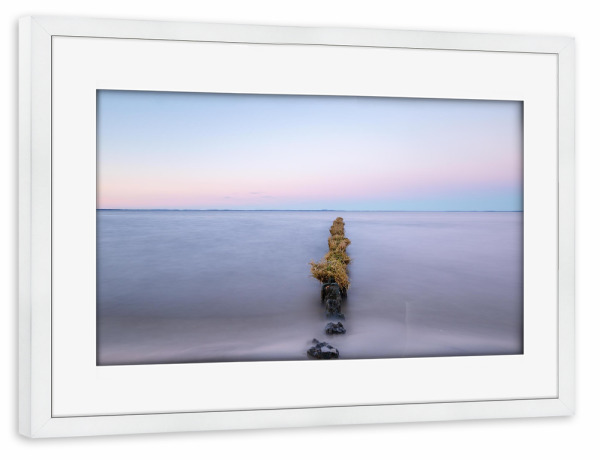 Poster mit Rahmen weiß "Buhnen nach Sonnenuntergang" artboxONE - Natur - Buhnen,Meer,Wasser,Ruhe,Sonnenuntergang,Himmel,Farben