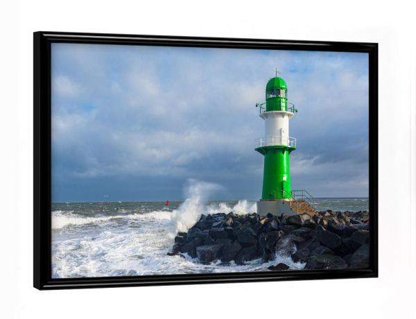 Poster mit schwarzem Rahmen "Wolken, Mole, Wellen, Meer" artboxONE - Natur,Reise,Architektur,Reise / Strand und Meer