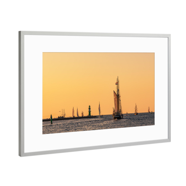 Poster mit Rahmen Silber "Molenturm und Segelschiffe" artboxONE - Natur,Reise,Architektur,Reise / Strand und Meer
