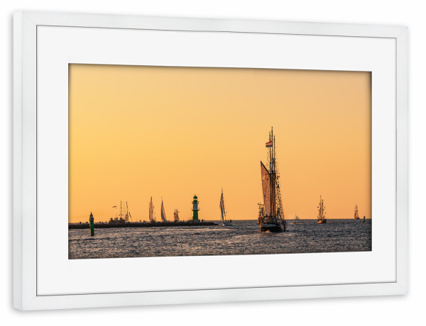 Poster mit Rahmen weiß "Molenturm und Segelschiffe" artboxONE - Natur,Reise,Architektur,Reise / Strand und Meer